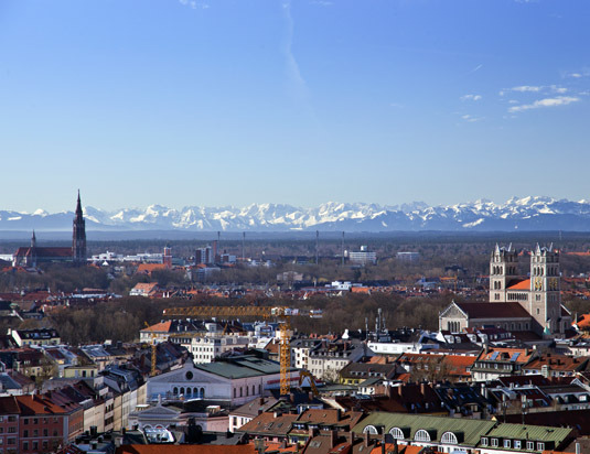 Blick über München bis zu den Bergen